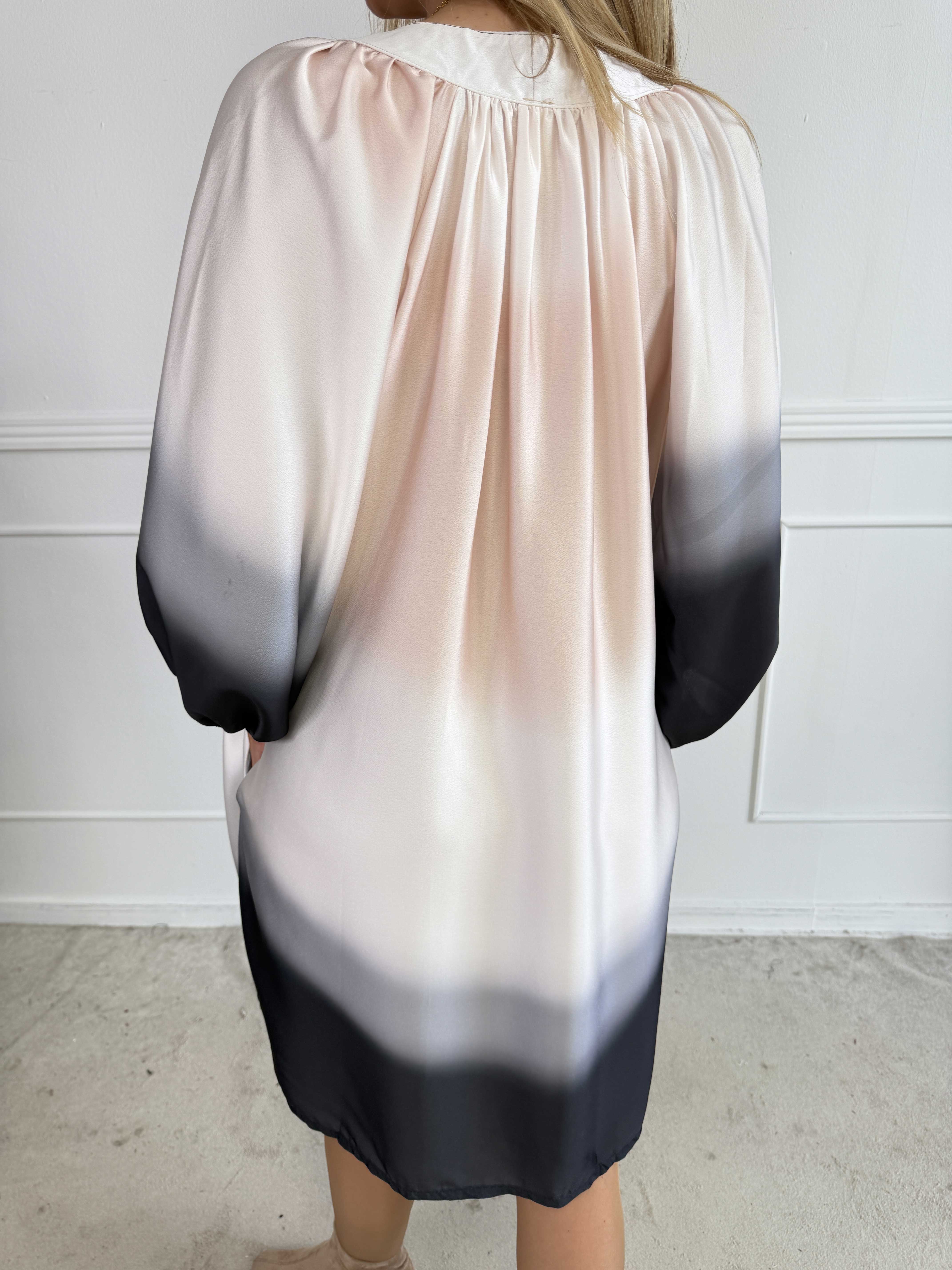 Amidala Batik - Elegant tunikakjole i batikmønster med lommer